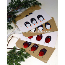 Los pájaros y los pingüinos muy lindos imprimieron las etiquetas blancas y de papel de Kraft del regalo del regalo